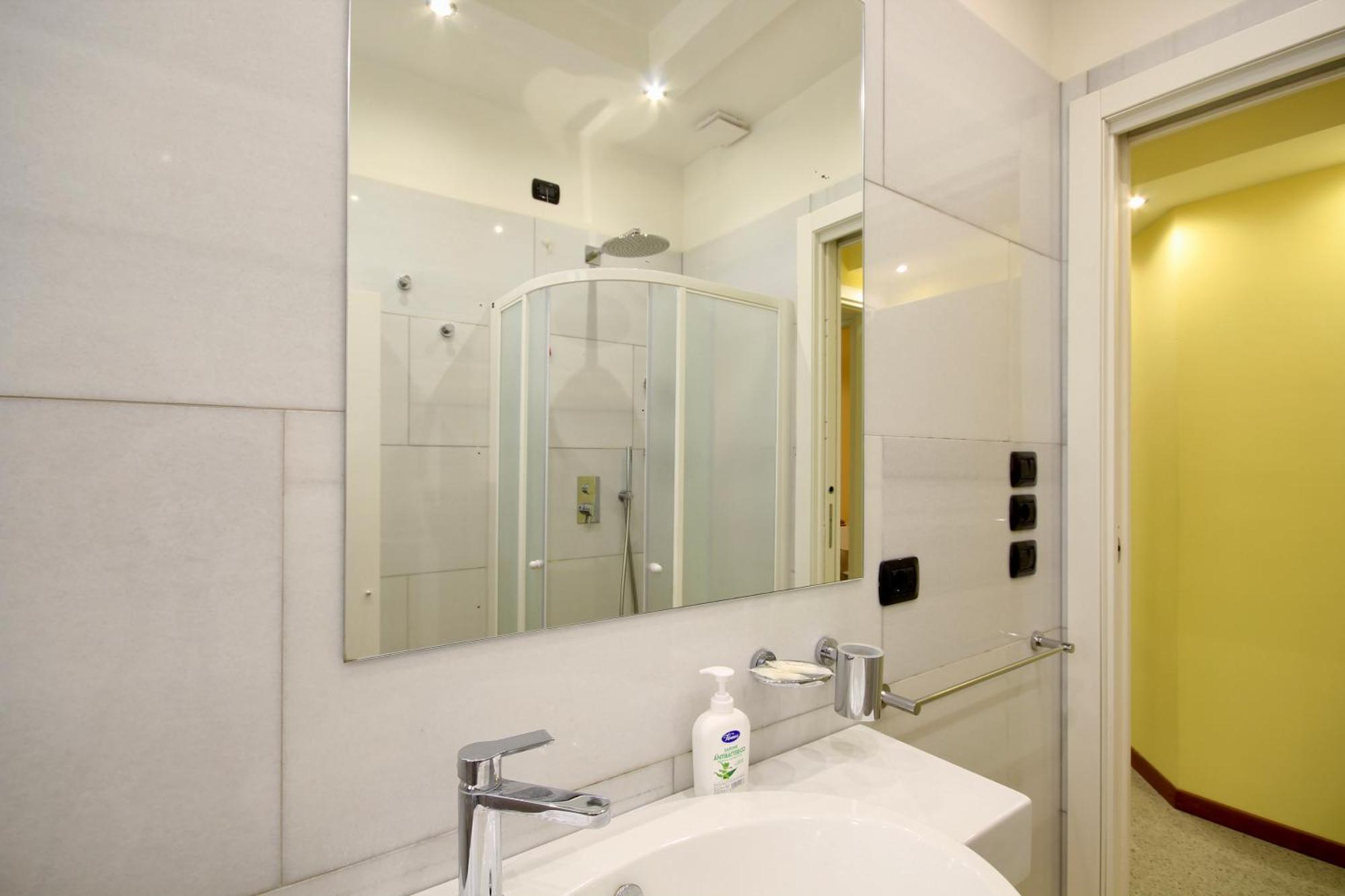 Hc - Clohouse Spacious Flat * Rom